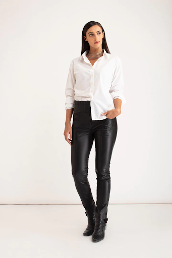 Leather bottoms for men and women: your savior in outfits!